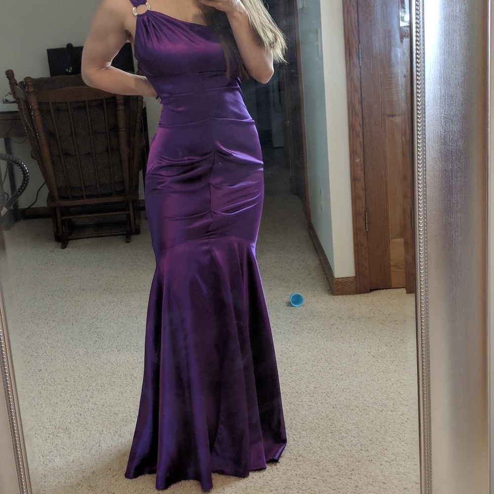 Super flattering formal gown😍😍